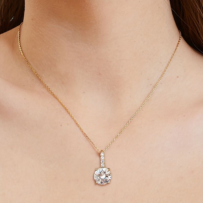 Halskette mit Zirkonia-Anhänger – 4-Krappen-Fassung (runder und quadratischer Schliff) – vergoldete Kupferkette – minimalistisches Schmuckstück zum Kombinieren – leichtes, luxuriöses Modeaccessoire_voghion.com