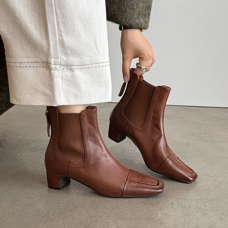 Damen-Stiefeletten im französischen Stil, Herbst/Winter 2025, mit eckiger Zehenpartie, klobigem Schaft, Reißverschluss hinten, mittelhohem Absatz und Martin-Stil._voghion.com