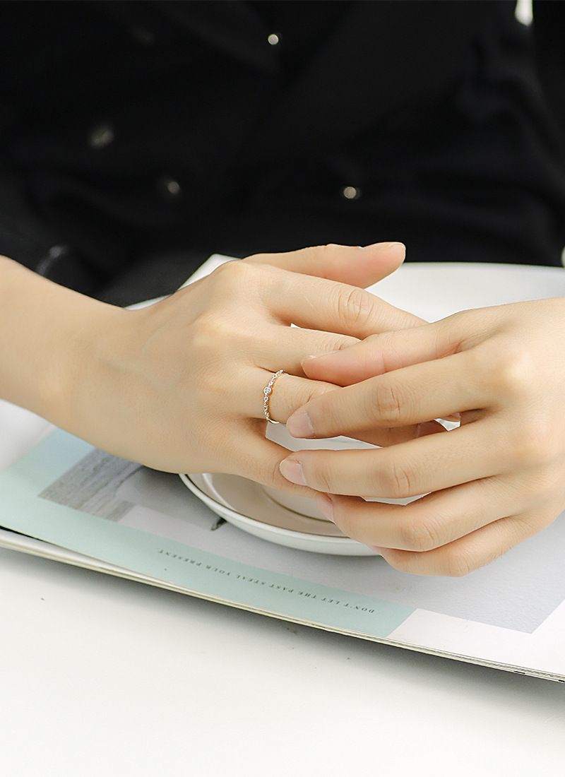 Anillo de lujo ligero con diamantes en forma de onda chapados en oro para novias, anillo apilable para el dedo índice y el meñique._voghion.com