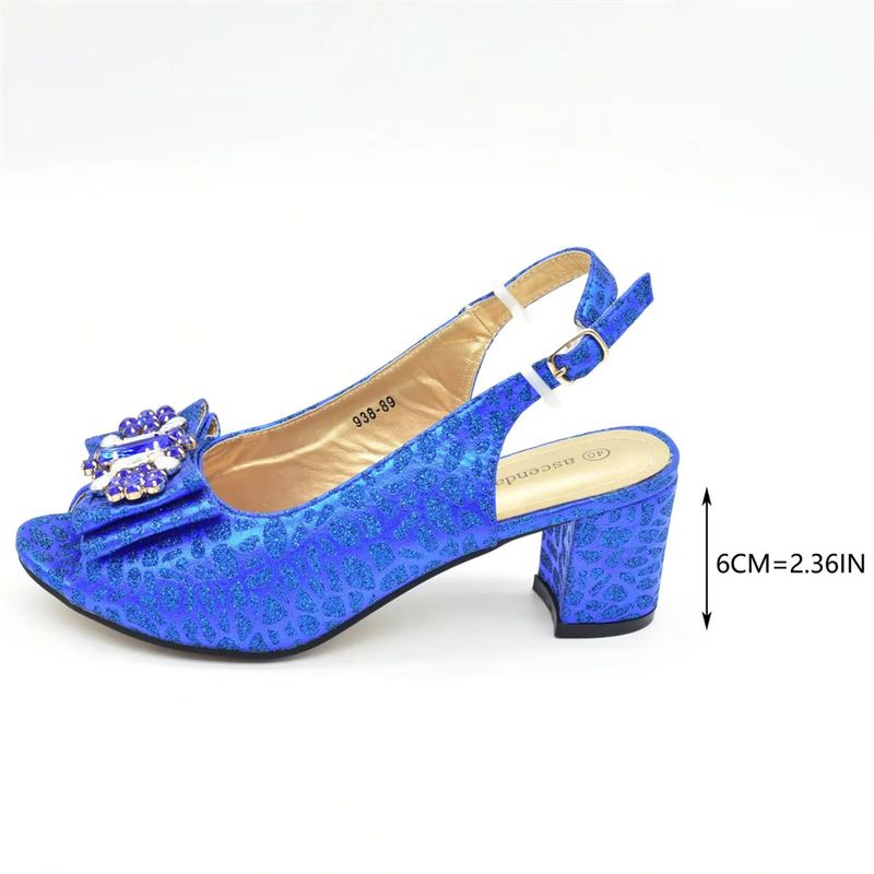 Dinnerparty mit Sandalen mit Schleife und Handtasche für jeden Tag_voghion.com