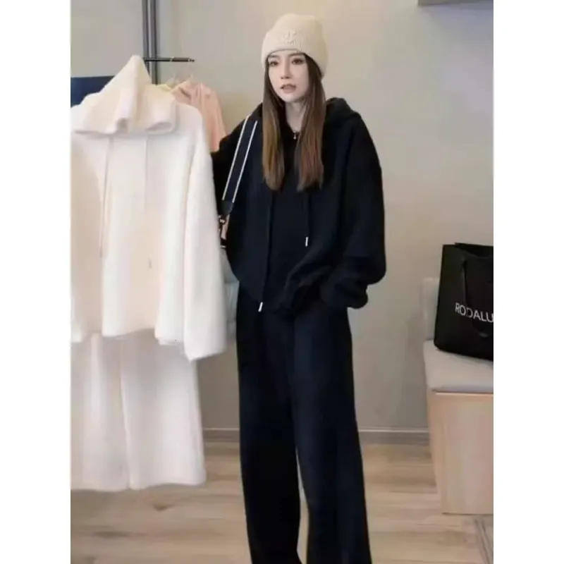 Ensemble deux pièces tendance De Rong pour femme, style décontracté hivernal : pull à capuche et pantalon large ample._voghion.com