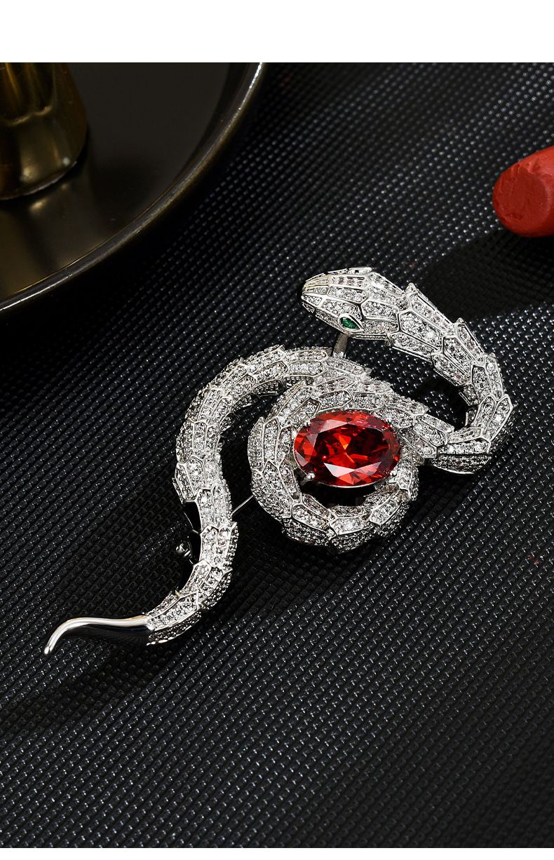Novo broche da sorte em formato de diamante completo com fivela personalizada de traje de cobra espiritual e acessórios combinando_voghion.com