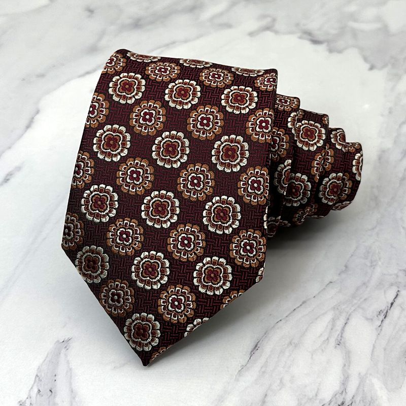 Kravat adam evleniyor, damat nişan ziyafeti kutluyor, moda desenlerle takım elbise aksesuarları, şarap kırmızısı el_voghion.com