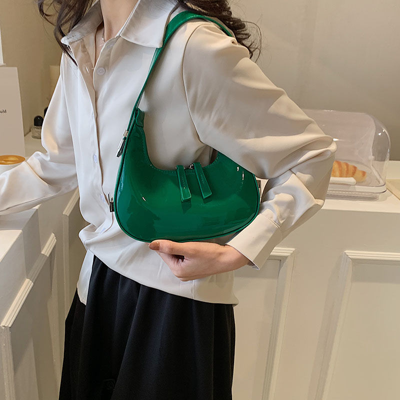 High-end texture niche bag female 2023 summer new fashion patent leather bright handbag shoulder underarm bag_voghion.com