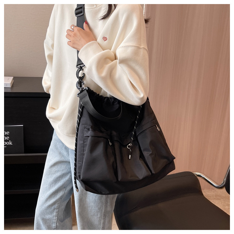 Nuevo bolso de hombro de invierno para mujer, mochila cruzada simple de ocio para estudiantes de gran capacidad a la moda_voghion.com