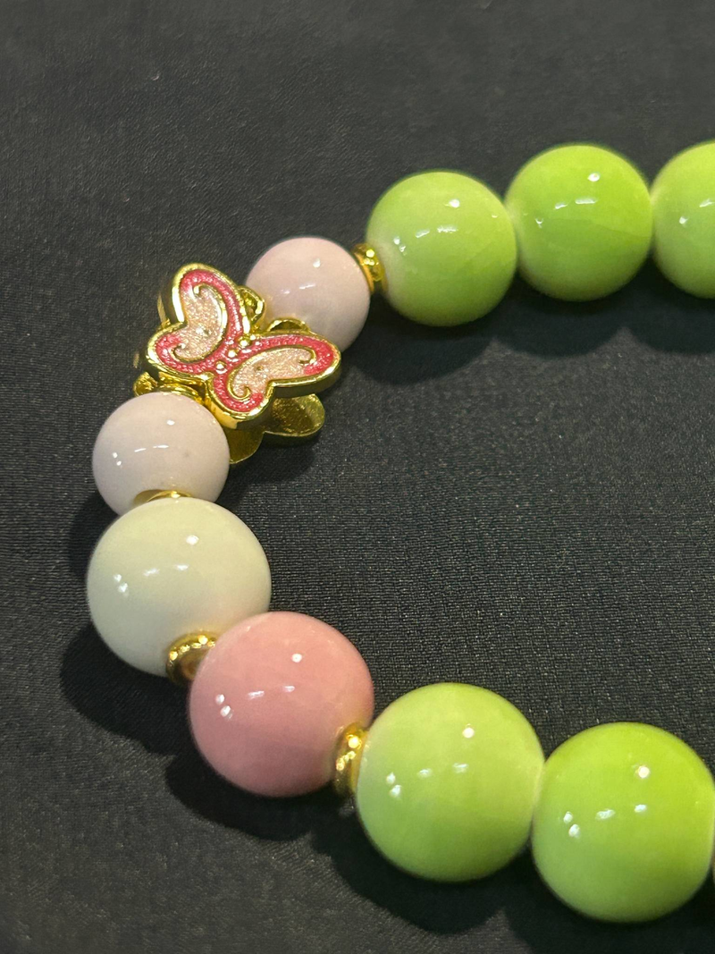 Boho-Armbänder aus grünen Keramikperlen – Schmetterlingsanhänger und -farbe – Blockstile_voghion.com