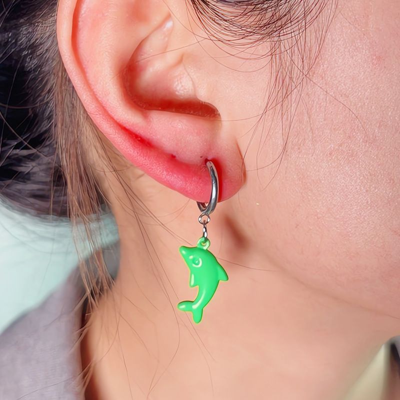 Orecchini pendenti colorati e divertenti a forma di stella a cinque punte, a forma di delfino, in metallo, per donne_voghion.com