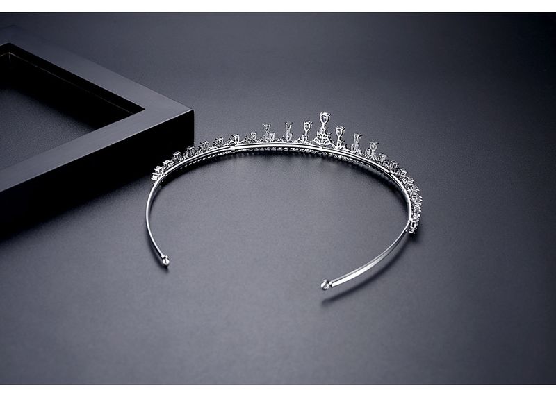 Elegante fascia per capelli con tiara in zircone per gioielli da donna, per matrimoni e eventi serali - Design geometrico minimalista con base in rame ipoallergenico_voghion.com