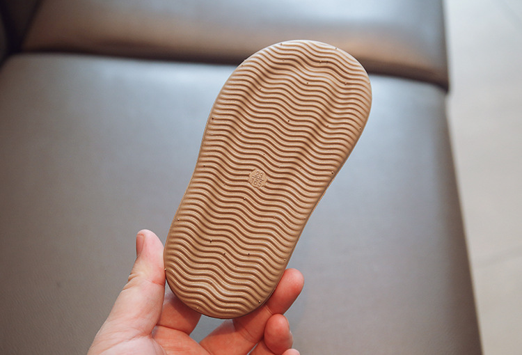 2024 Sandali versatili per bambini semplici alla moda da spiaggia della nuova ragazza estiva 2024 Scarpe singole di marca alla moda con suola morbida_voghion.com
