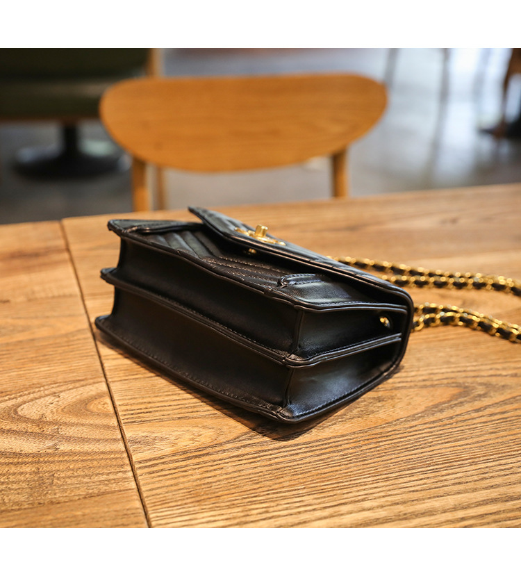 2024 Nuova catena di moda Una spalla quadrata Versatile Internet Rosso Piccolo vento frizzante Golden Pearl Ball Lingge da donna_voghion.com