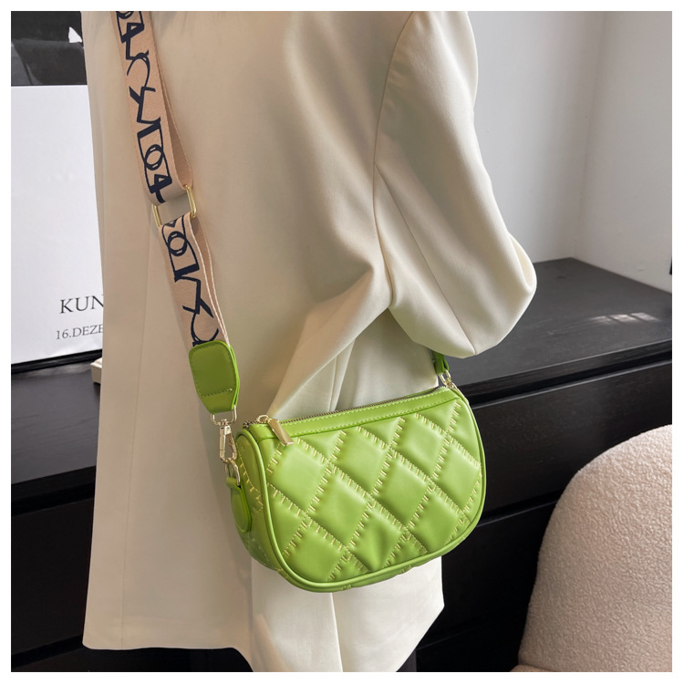 Damentaschen Neu 2023 Frischer Stickgarn-Trend Damentaschen Aolid-Farbdiamanttasche Damen breiter Schultergurt Nischensatteltasche_voghion.com