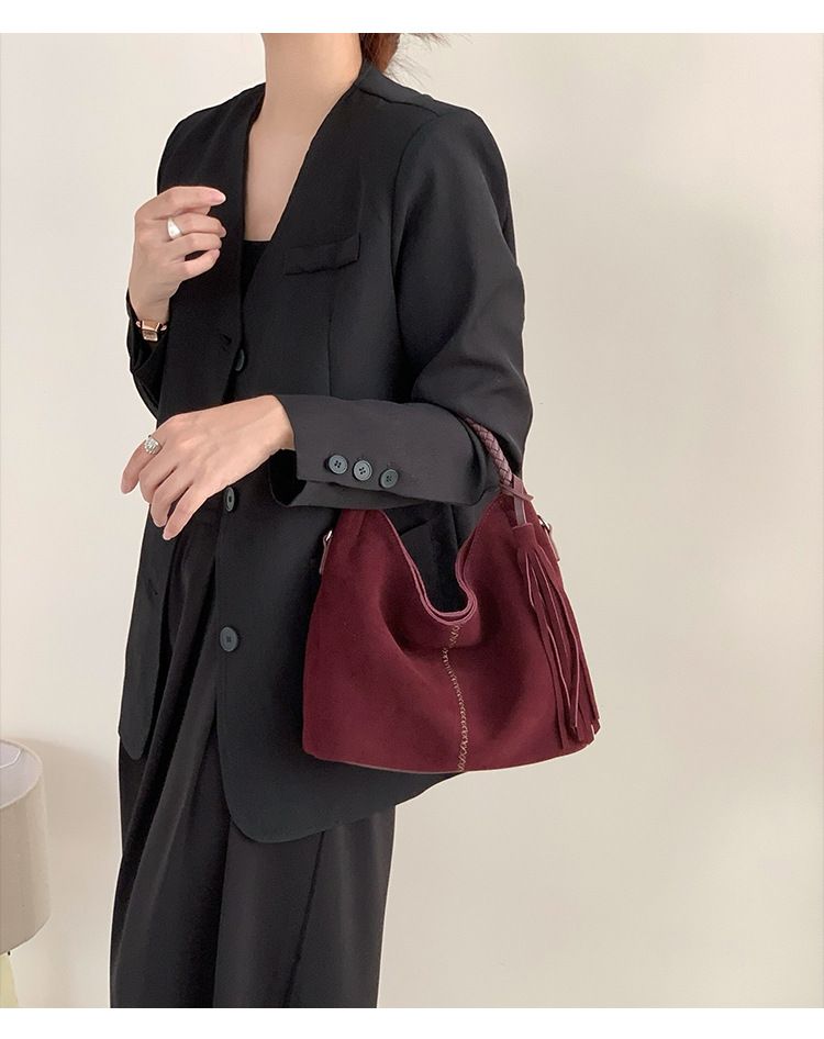 Borsa a secchiello con nappe cucite a mano in pelle di vacchetta smerigliata, nuovo modello 2024, borsa in pelle scamosciata, borsa a tracolla per donna_voghion.com