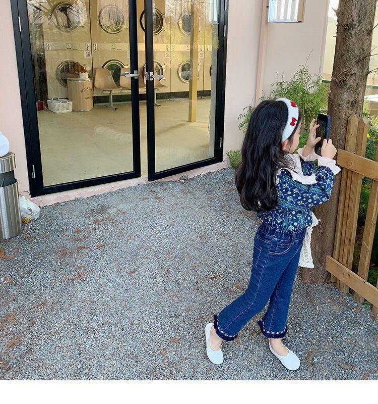 Kinderkleidung Mädchenanzug großes Revers Blumenhemd plus Schlagjeans zweiteiliger Anzug_voghion.com