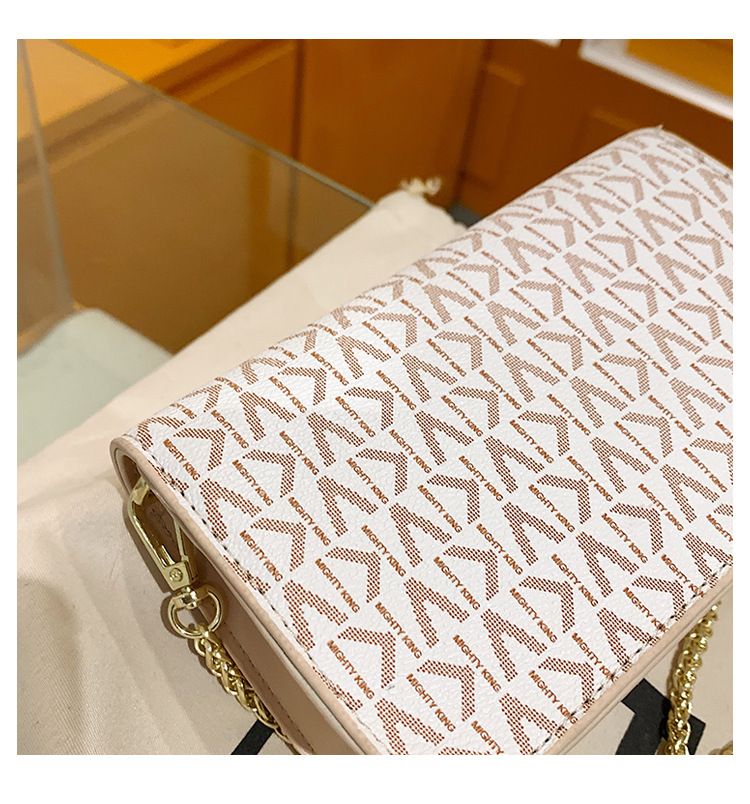 2023 Zomer Nieuwe Tas Damesmode Europese en Amerikaanse Contrast Bedrukte Ketting Een Schouder Crossbody Grote Capaciteit Kleine Vierkante Tas_voghion.com