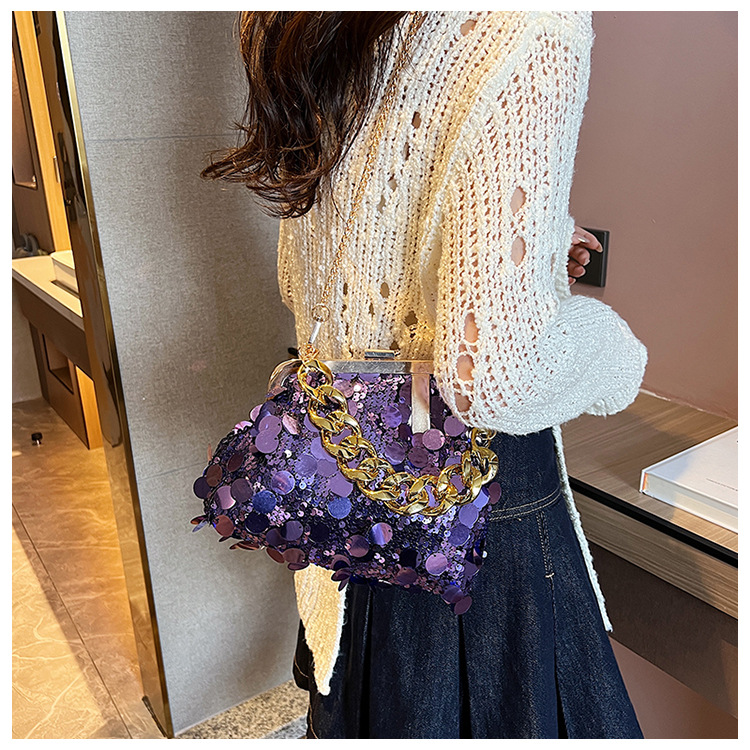Piccola borsa per le donne 2023 Nuova borsa a tracolla versatile con catena di paillettes, borsa da sera con clip alla moda_voghion.com