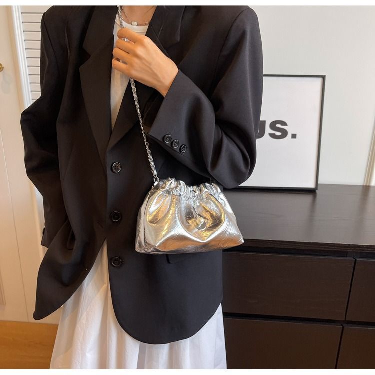 2024 Nuova borsa da donna, piccola e lussuosa, borsa a nuvola piegata, borsa a tracolla con tracolla a catena, borsa a secchiello monospalla alla moda e versatile_voghion.com