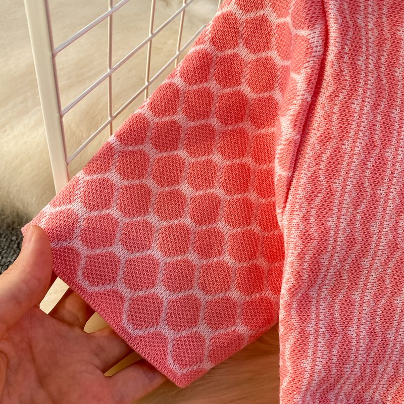 Abito da donna in maglia jacquard a maniche corte con scollo a V e vita snellente_voghion.com