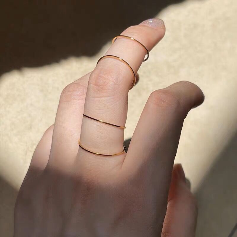 Anillo liso ultrafino de acero de titanio resistente a la decoloración, diseño de nicho femenino, anillo apilado con efecto viento frío, líneas de alta gama_voghion.com