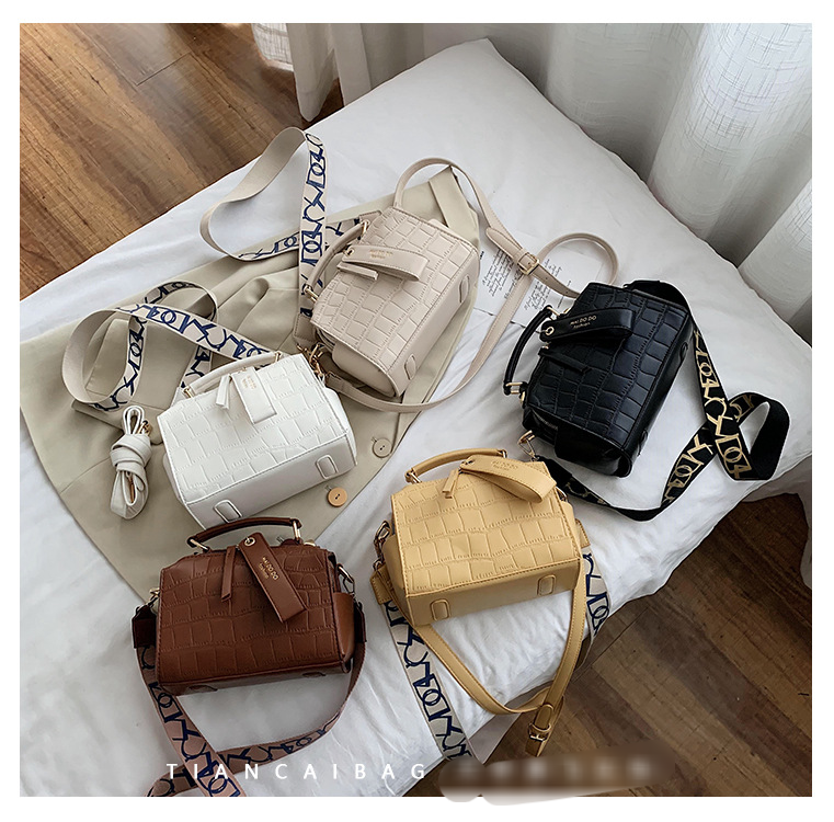 Small Niche Design Of Bag New Trendy Korean Version High-end Texture Wide Shoulder Strap Hand-held Crossbody Bag Fashionable Pillow Bag_voghion.com