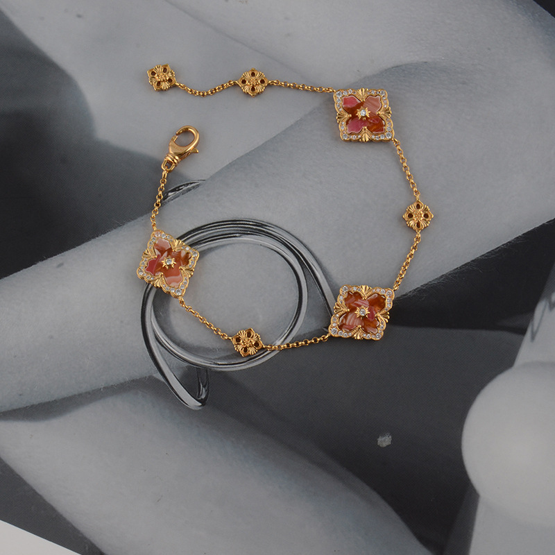 Designer-Damenarmband im Retro-Palast-Stil mit Zirkon-Intarsien, drei Blumen, Rot, Weiß, Grün, Fritillaria-Intarsien_voghion.com