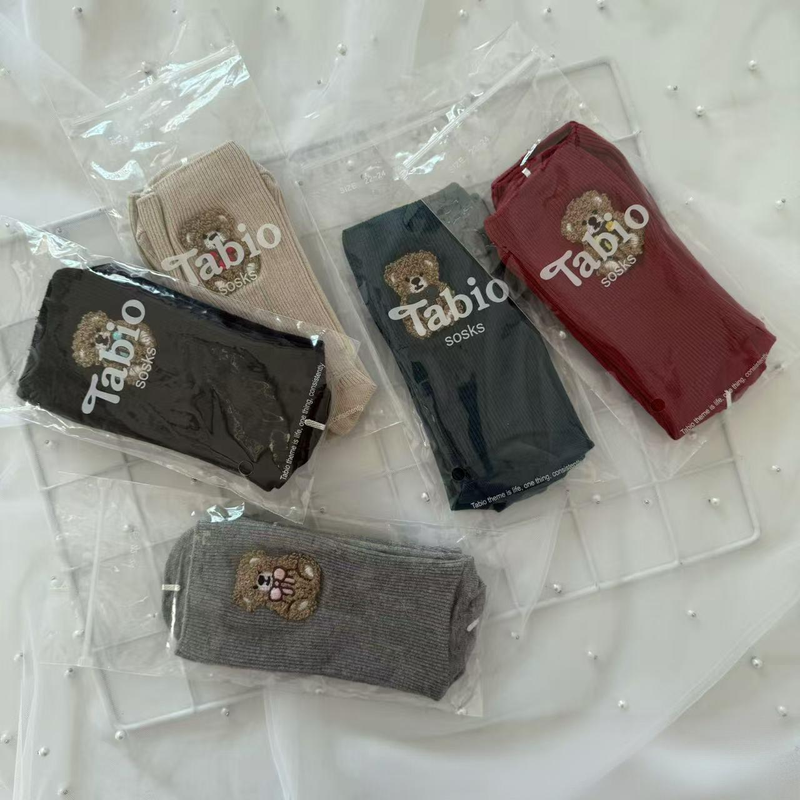 Tabio Sosks Unisex-Accessoires Bärensocken Modische Socken Mittelrohr-Doppelstift-Socken Einfarbig Schwarz-Weiß-Socken_voghion.com