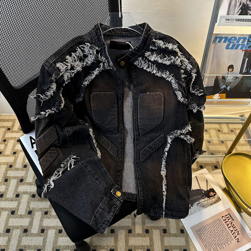Herrenbekleidung: Amerikanische, strapazierfähige, kurze Jacke mit geprägten Schulterpolstern, robuste, im Retro-Stil gehaltene Denim-Reitjacke mit Stehkragen und rohen Kanten_voghion.com