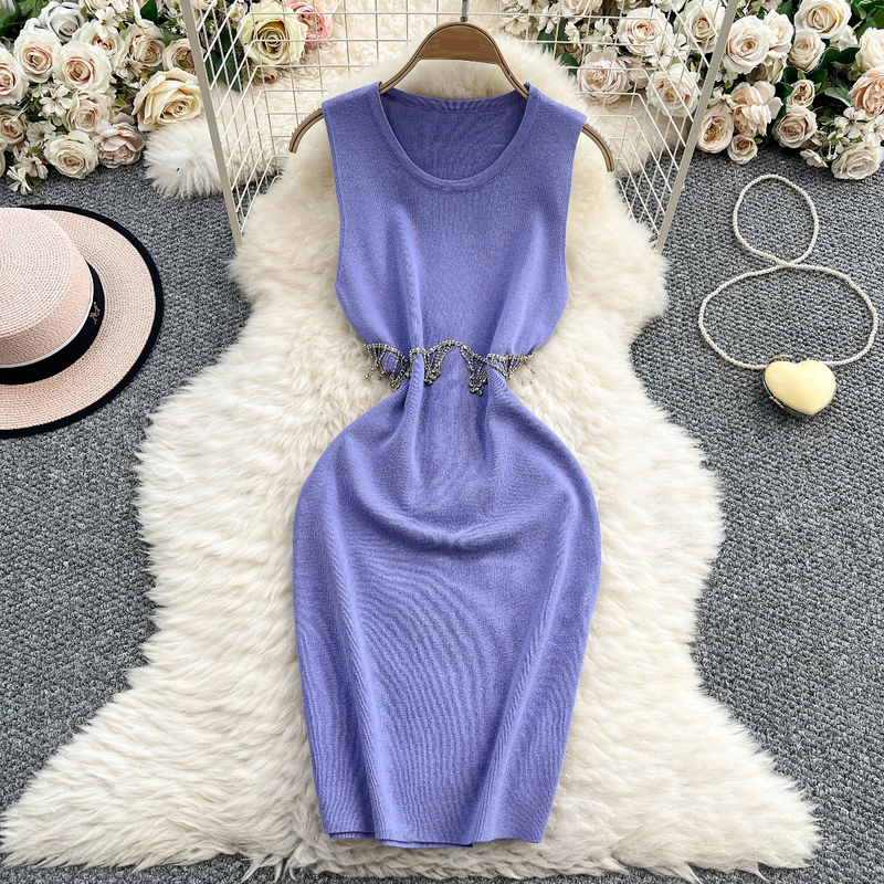 Abito da donna in maglia senza maniche con scollo rotondo, design aderente, con nappa, vita sottile e gonna di media lunghezza._voghion.com