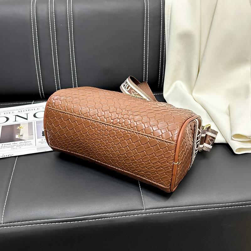 Kožená dámská taška Crossbody Polštář Barrel Woven_voghion.com