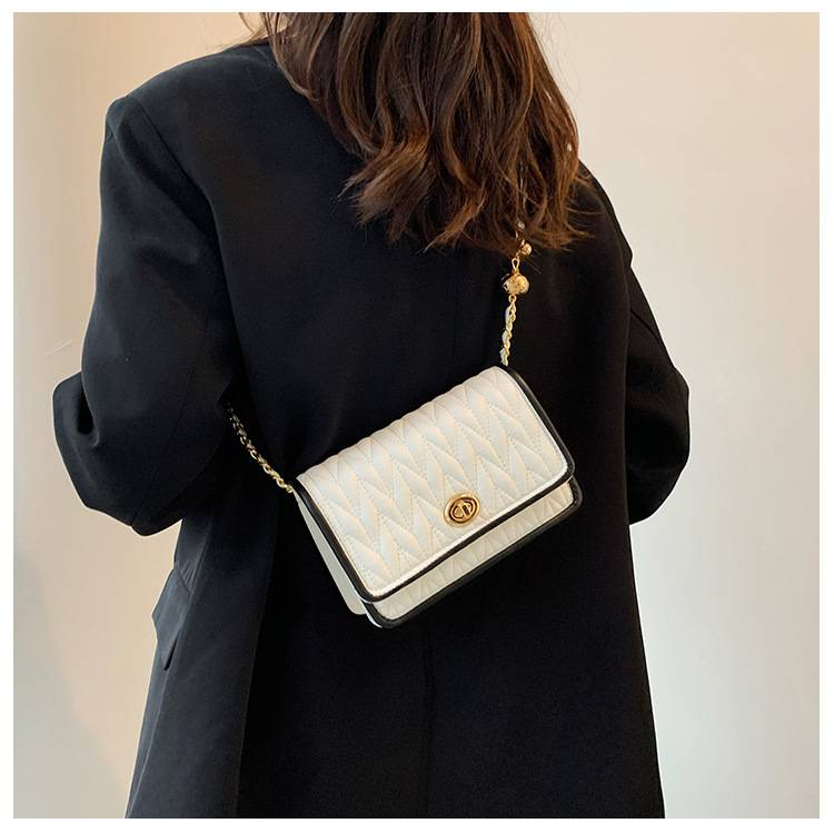 Borsa a catena alla moda transfrontaliera da donna 2025 nuova borsa quadrata piccola con trama semplice, borsa a tracolla monospalla in stile occidentale rossa in rete_voghion.com
