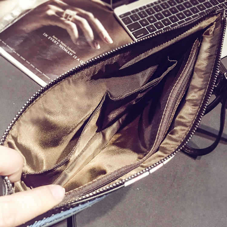 Korean version of fashionable printed handbag, trendy large capacity casual men's and women's shoulder, in hand grab_voghion.com