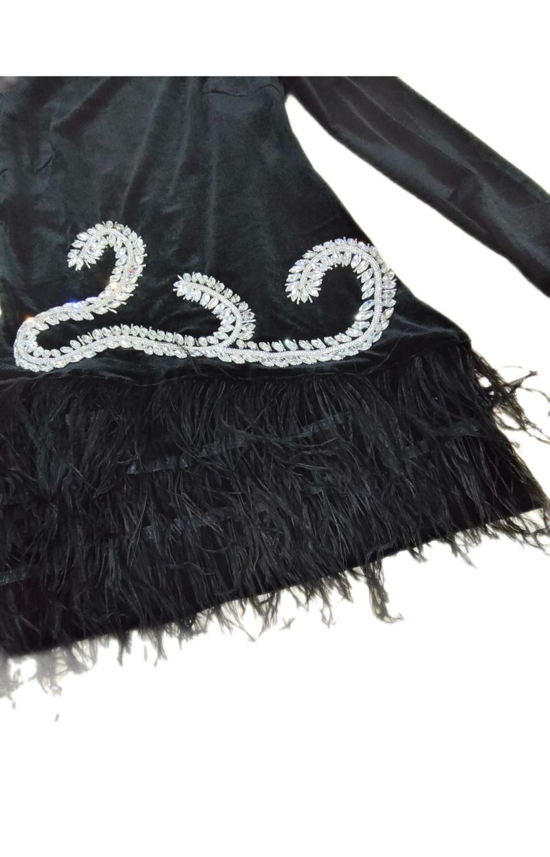 Elegante miniabito aderente in velluto nero con dettagli in piume e strass per abbigliamento da sera e da discoteca_voghion.com