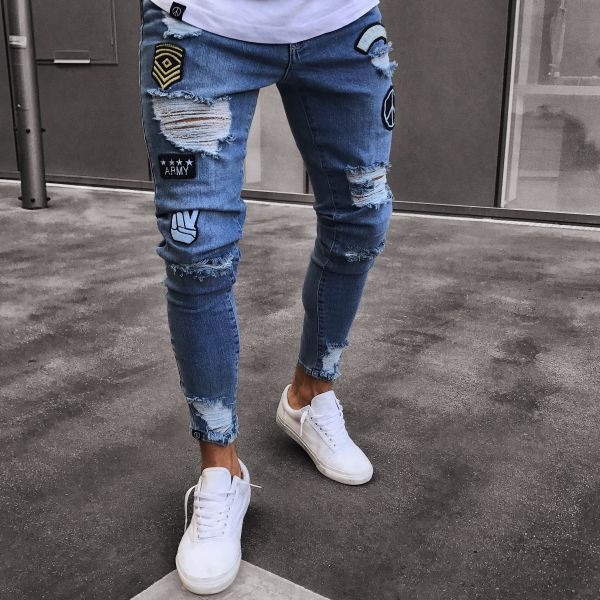 Enge Herrenjeans mit aufgestickten Löchern und schmalen Hosenbeinen_voghion.com