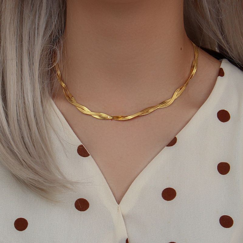 Bijoux pour femmes, design de niche, chaîne de clavicule à deux brins tressée en forme d'arête de poisson, bracelet en acier inoxydable plaqué or K, collier_voghion.com