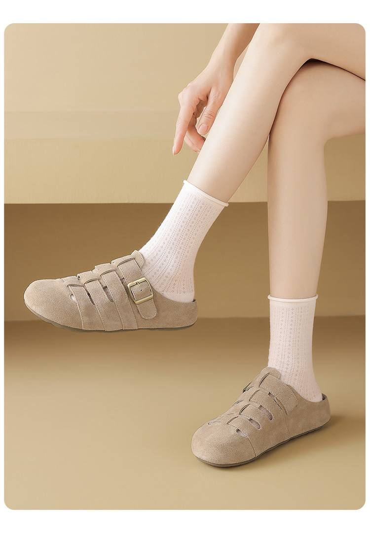 Cameido Dit zijn casual pantoffels die geschikt zijn om buiten te dragen. Modieuze pantoffels met een platte zool en een gesloten neus._voghion.com