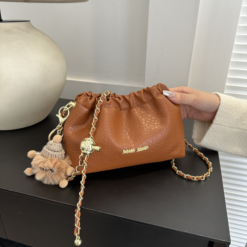 Le borse piccole più popolari e richieste per le donne nel 2024, la nuova borsa a tracolla singola con texture alla moda, la borsa a secchiello con catena, la borsa a tracolla_voghion.com