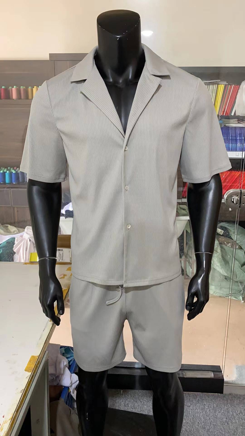Ein zweiteiliges Set aus lockerem und modischem gestreiftem Kurzarmhemd und Shorts für den lässigen Herrensport im Sommer_voghion.com