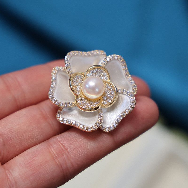 Spilla di camelia leggera e lussuosa, spilla floreale di alta qualità, gioiello da donna, versatile, per cappotto e corpetto._voghion.com