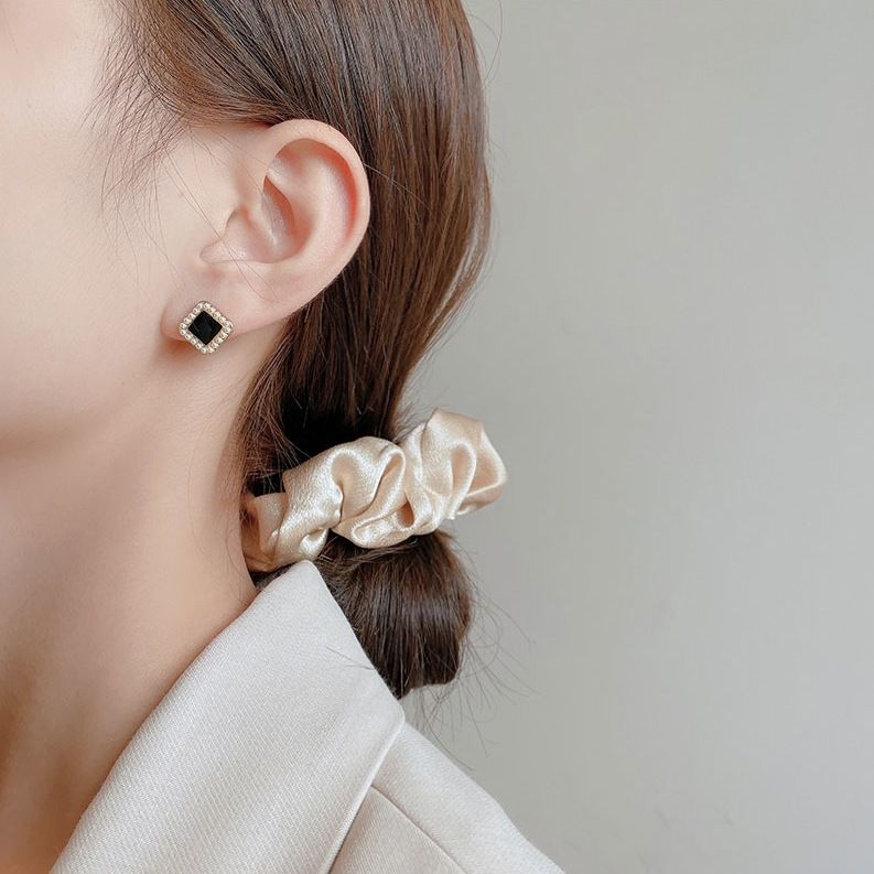 classic small fragrant style black pearl with personalized simplicity and high-end feel French internet red earrings_voghion.com