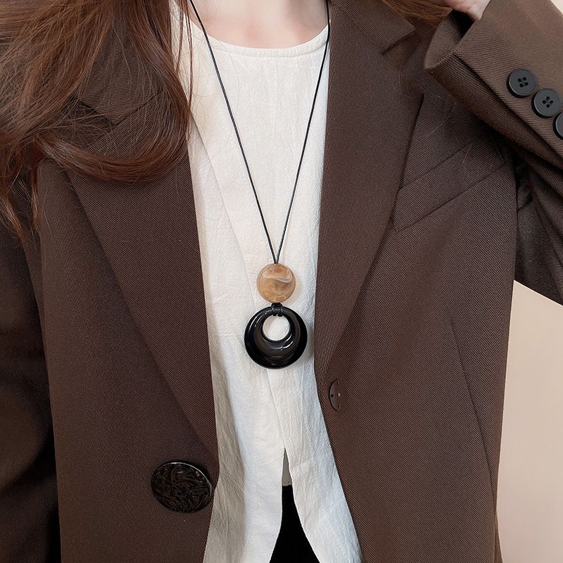 Vintage Distressed Bow Metal Necklace Ethnic Bohemian Simple Versatile Long Round Pendant 2025_voghion.com