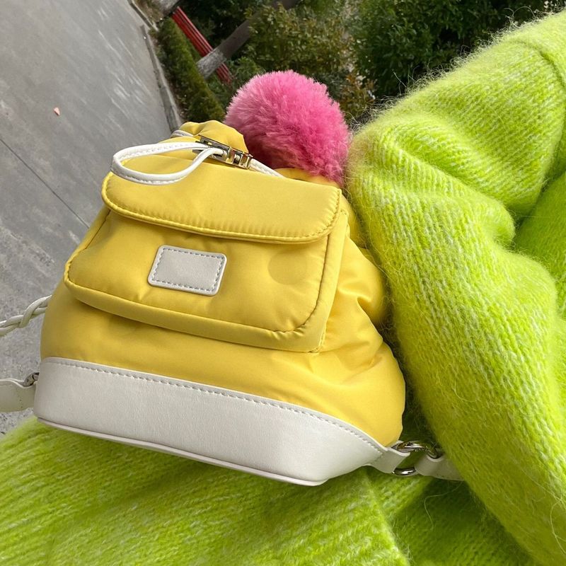 Mini sac fourre-tout tricoté à la main, bandoulière, sac à dos en peluche avec cordon de serrage, automne/hiver 2025, nouveau style, tendance, polyvalent, léger et unique_voghion.com