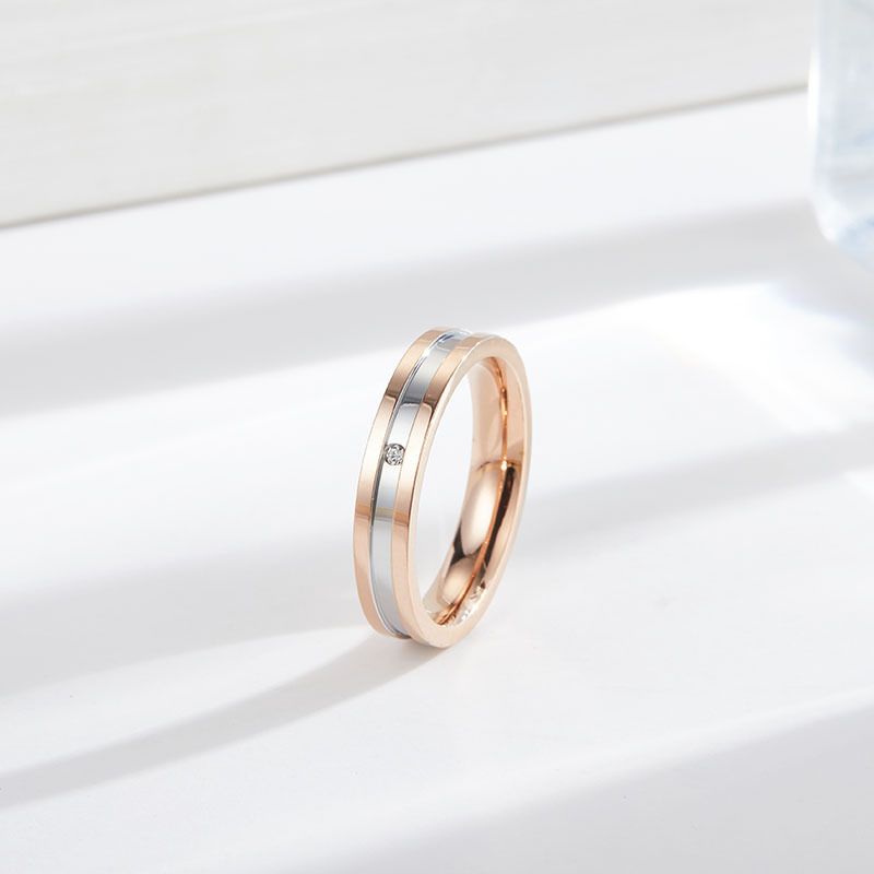 Anello in acciaio al titanio elettroplaccato con diamanti intarsiati, design di nicchia resistente alla luce, anelli di coppia in oro rosa, gioielli_voghion.com