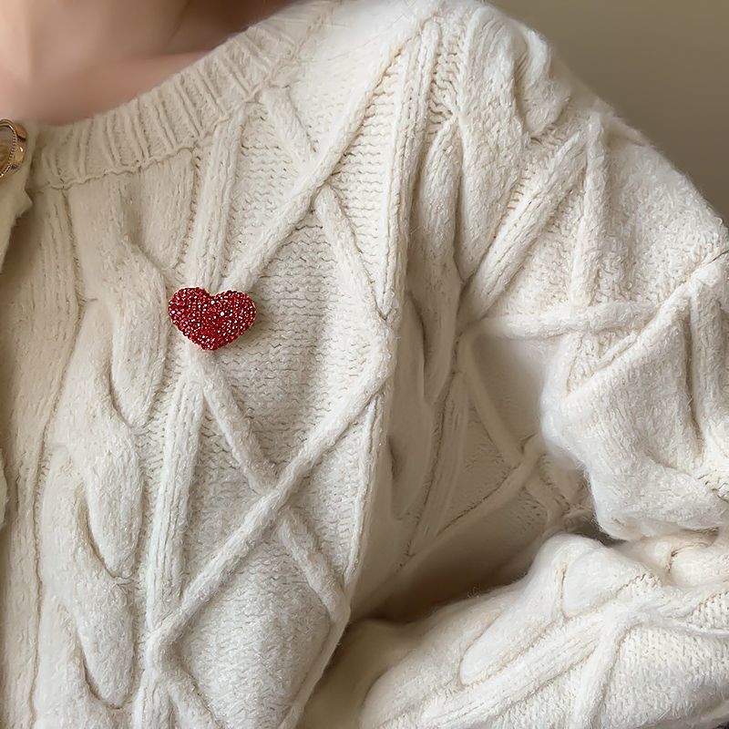 Fashion Red Love Brooch High-end Niche High-end Accessories Fixed Exquisite Pin Clothes Corsage Temperament_voghion.com