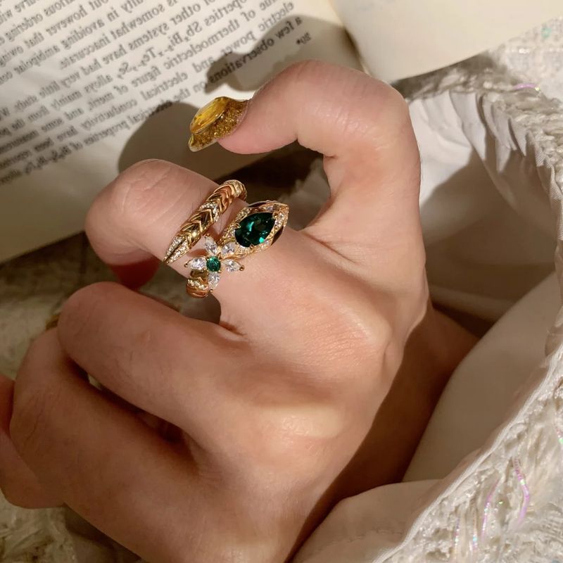 2025 Vintage Retro Style Emerald Snake Light Luxury High-end Sense Diamond-encrusted Wrapped Snake-shaped Adjustable Index_voghion.com