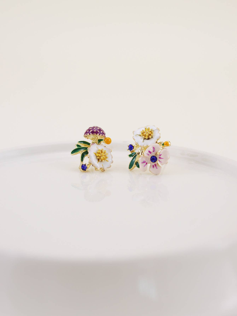 Un paio di orecchini vintage in lega di zinco con fiori in smalto a goccia_voghion.com