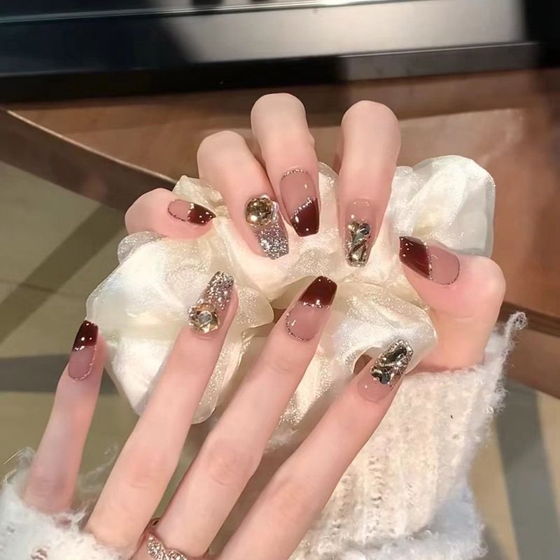 Pannello per unghie in polvere scintillante esplosiva con diamante champagne, stile di lusso rosso francese di design avanzato che indossa un'armatura_voghion.com