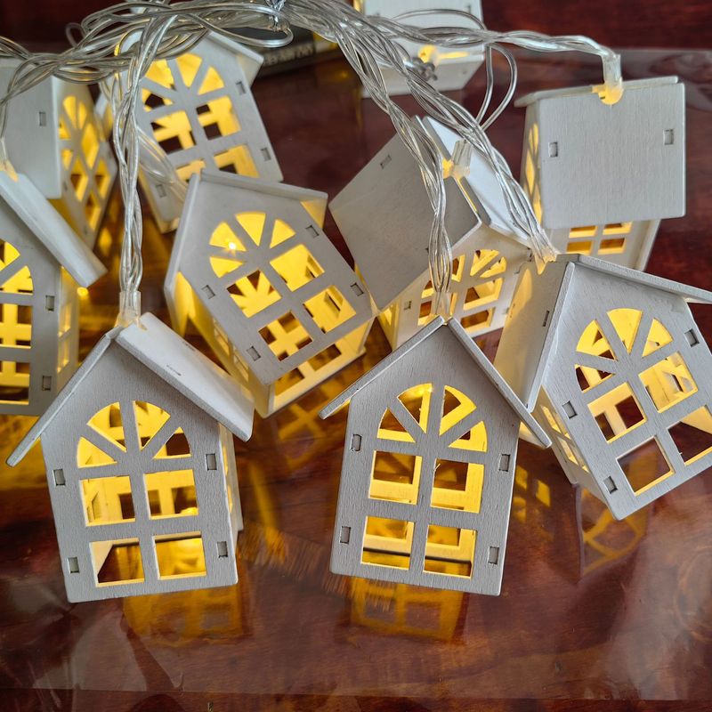 Luci a LED a forma di casa di Natale in legno con decorazioni a forma di cuore e stella – Alimentate a batteria/USB per un'atmosfera festosa_voghion.com