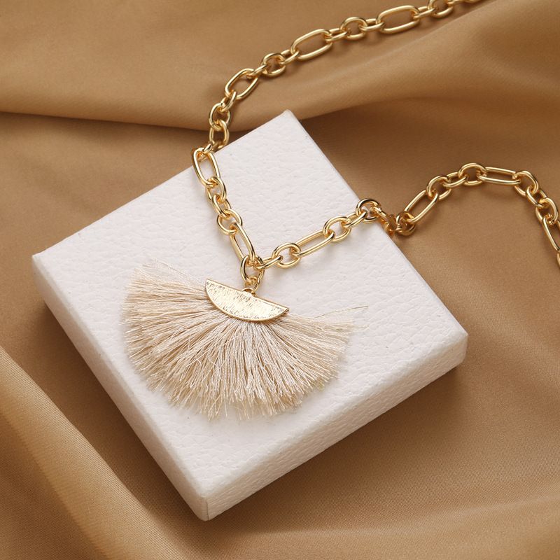 Fächerförmiger Anhänger im Bohemian-Stil mit weißer kurzer Quastenkette, Ethno-Trend, Streetstyle, gerade_voghion.com