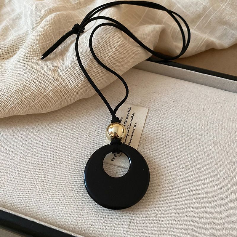 Vintage Distressed Bow Metal Necklace Ethnic Bohemian Simple Versatile Long Round Pendant 2025_voghion.com