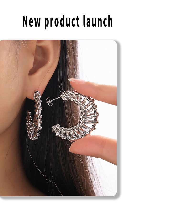 Boucles d'oreilles en cuivre, forme de lune irrégulière, tissées avec un minimum de détails, au design rétro ajouré. Bijoux pour femmes._voghion.com