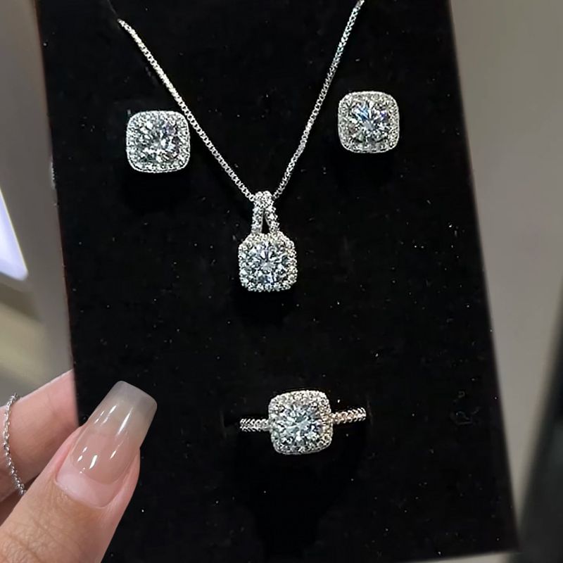 Classico set di tre pezzi con zirconi quadrati e moissanite da 2 carati, anello, collana e orecchini per donna, streaming live_voghion.com